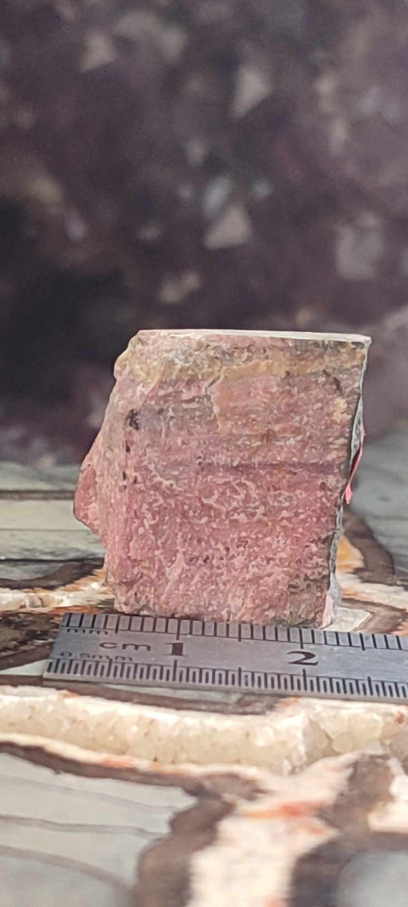 Load image into Gallery viewer, Rhodonite d’Argentine pierre brute Grade A ++++ Rhodonite pierre brute Dans la besace du p&#39;tit Poucet...
