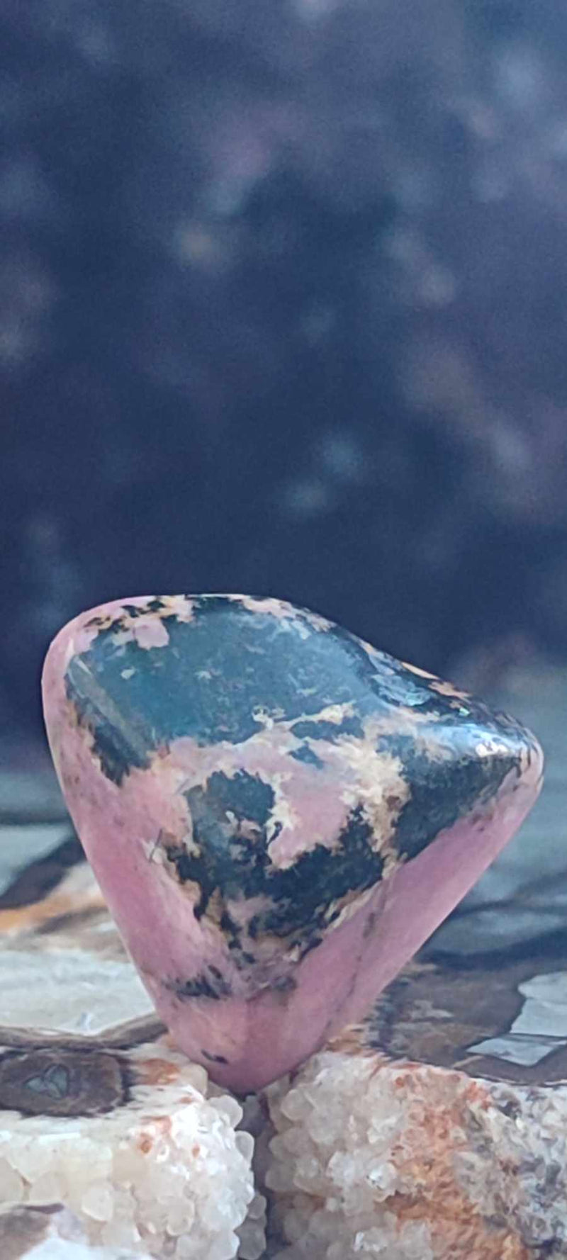 Load image into Gallery viewer, Rhodonite d&#39;Argentine pierre roulée Grade A++++ Rhodonite pierre roulée Dans la besace du p&#39;tit Poucet (Boutique Officielle)
