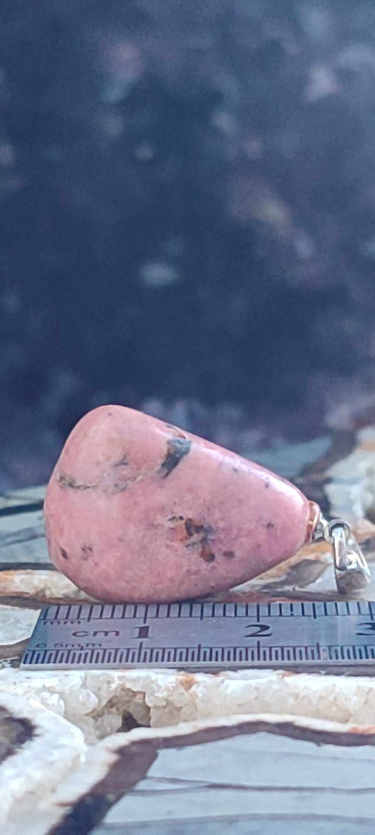 Rhodonite d'Argentine pendentif Grade A++++ (fourni avec cordon) Rhodonite pendentif Dans la besace du p'tit Poucet (Boutique Officielle)