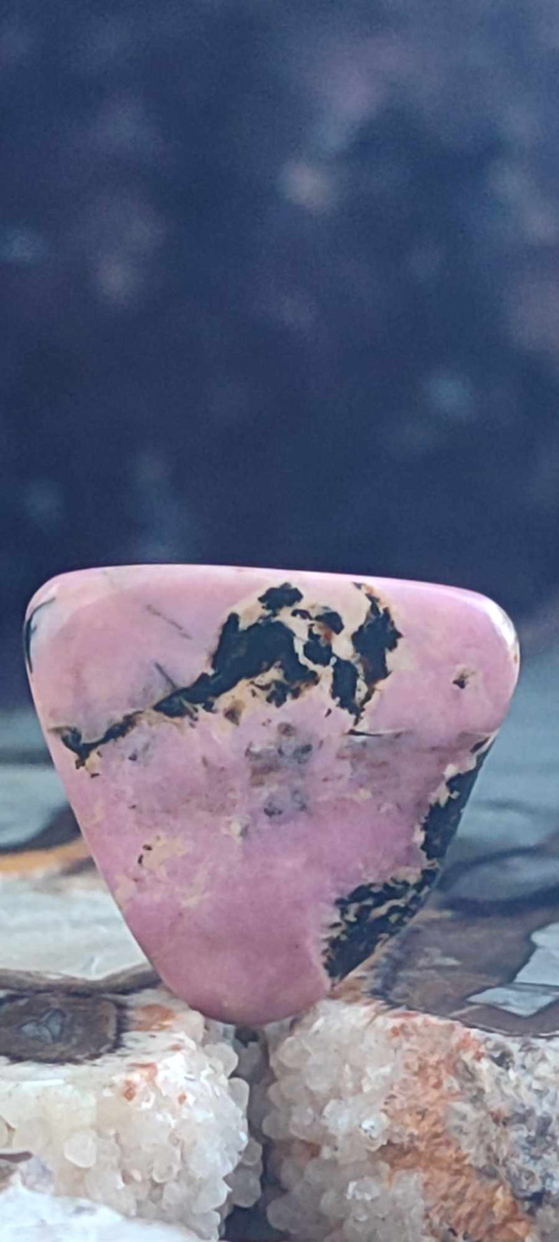 Load image into Gallery viewer, Rhodonite d&#39;Argentine pierre roulée Grade A++++ Rhodonite pierre roulée Dans la besace du p&#39;tit Poucet (Boutique Officielle)
