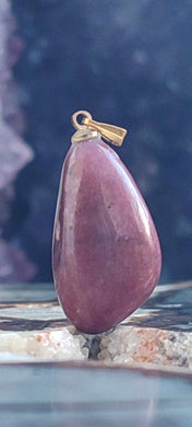 Rhodonite du Pérou pendentif Grade A++++ (fourni avec cordon) Rhodonite pendentif Dans la besace du p'tit Poucet (Boutique Officielle)