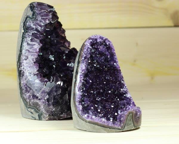 La Grande Famille des Améthystes - Guide Comparatif Complet des Bienfaits & Vertus en Lithothérapie