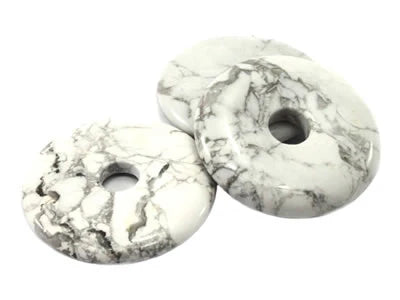 Donuts en Howlite du Canada avec veinages gris caractéristiques - Pierres trouées de lithothérapie pour calme et patience