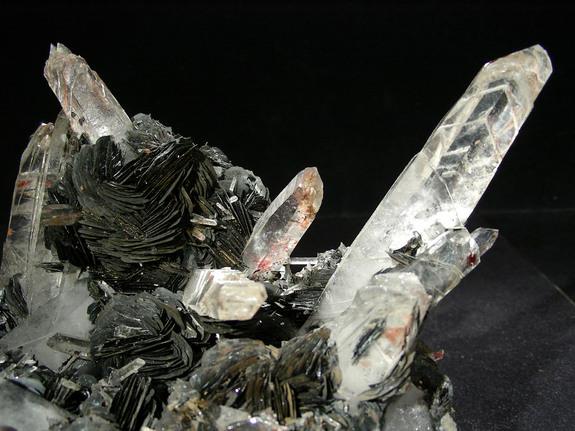 Hématite noire sur cristaux de Quartz du Brésil - Spécimen minéral de lithothérapie pour ancrage et amplification énergétique