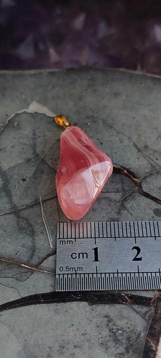 Rhodochrosite cristallisée du Pérou pendentif Grade "Extra" (fourni avec cordon) Rhodochrosite cristallisée du Pérou pendentif Grade "Extra" Dans la besace du p'tit Poucet (Boutique Officielle)