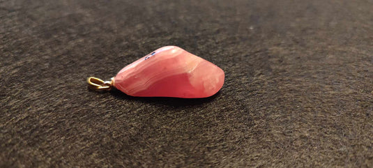 Rhodochrosite cristallisée du Pérou pendentif Grade "Extra" (fourni avec cordon) Rhodochrosite cristallisée du Pérou pendentif Grade "Extra" Dans la besace du p'tit Poucet (Boutique Officielle)