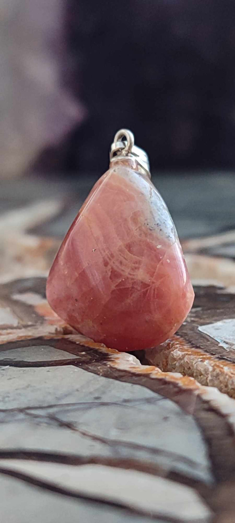 Load image into Gallery viewer, Rhodochrosite cristallisée du Pérou pendentif Grade &quot;Extra&quot; (fourni avec cordon) Rhodochrosite cristallisée du Pérou pendentif Grade &quot;Extra&quot; Dans la besace du p&#39;tit Poucet (Boutique Officielle)
