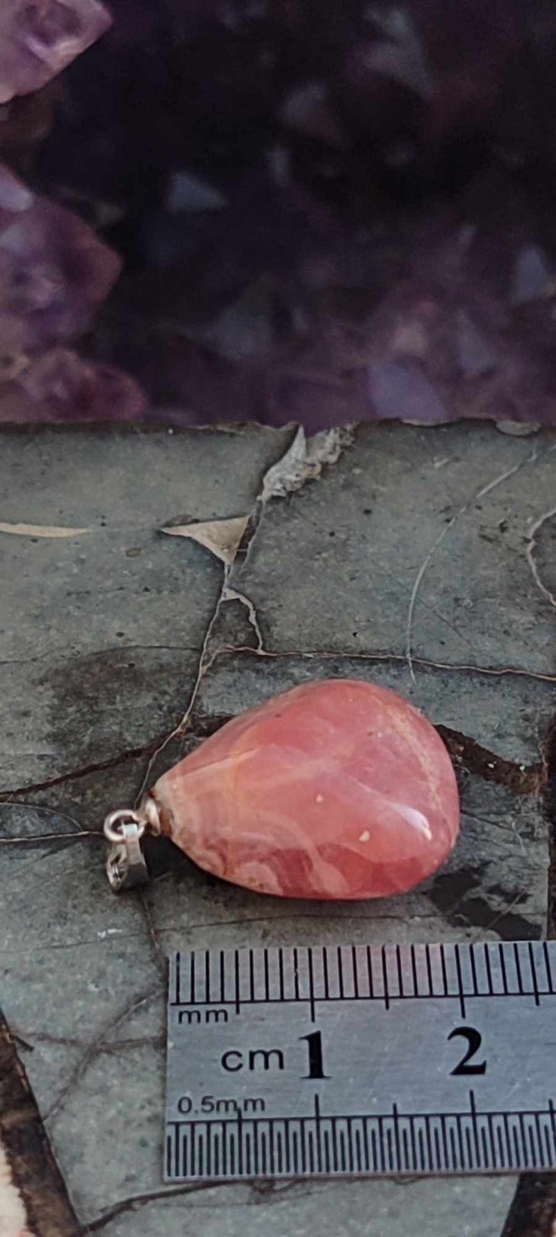 Load image into Gallery viewer, Rhodochrosite cristallisée du Pérou pendentif Grade &quot;Extra&quot; (fourni avec cordon) Rhodochrosite cristallisée du Pérou pendentif Grade &quot;Extra&quot; Dans la besace du p&#39;tit Poucet (Boutique Officielle)
