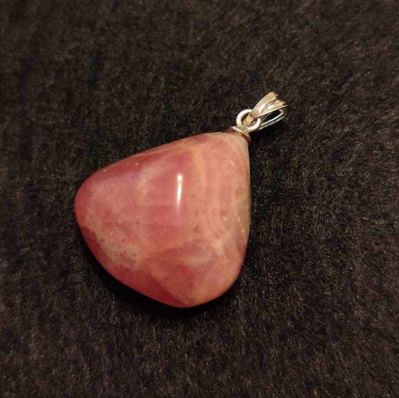 Load image into Gallery viewer, Rhodochrosite cristallisée du Pérou pendentif Grade &quot;Extra&quot; (fourni avec cordon) Rhodochrosite cristallisée du Pérou pendentif Grade &quot;Extra&quot; Dans la besace du p&#39;tit Poucet (Boutique Officielle)
