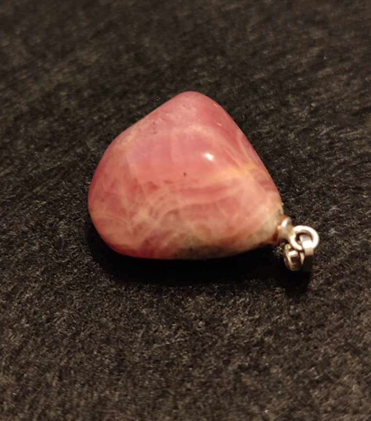 Load image into Gallery viewer, Rhodochrosite cristallisée du Pérou pendentif Grade &quot;Extra&quot; (fourni avec cordon) Rhodochrosite cristallisée du Pérou pendentif Grade &quot;Extra&quot; Dans la besace du p&#39;tit Poucet (Boutique Officielle)
