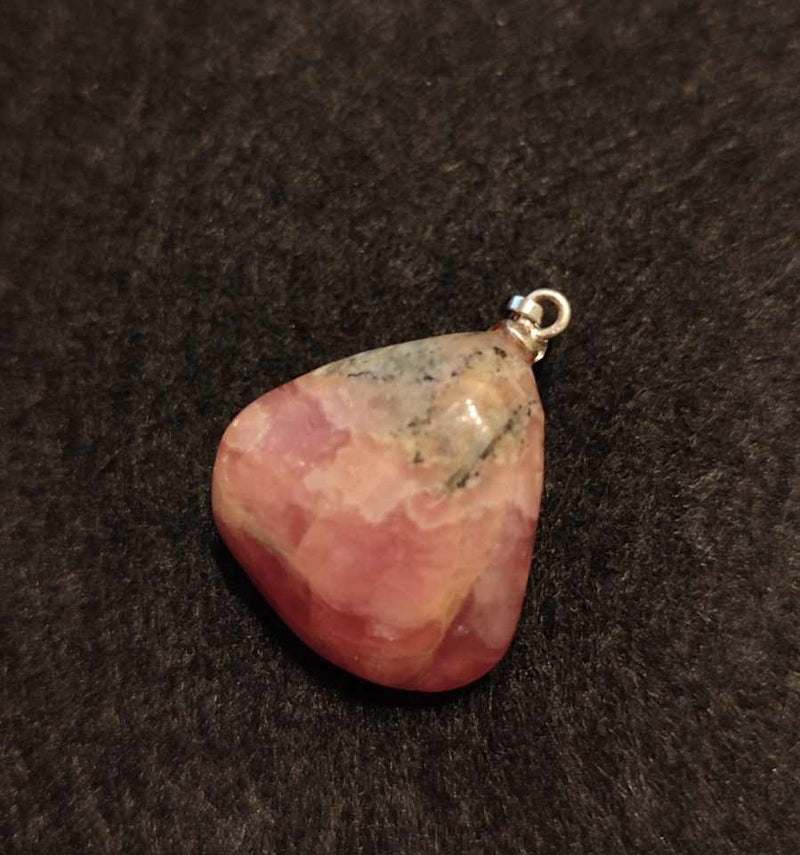 Load image into Gallery viewer, Rhodochrosite cristallisée du Pérou pendentif Grade &quot;Extra&quot; (fourni avec cordon) Rhodochrosite cristallisée du Pérou pendentif Grade &quot;Extra&quot; Dans la besace du p&#39;tit Poucet (Boutique Officielle)
