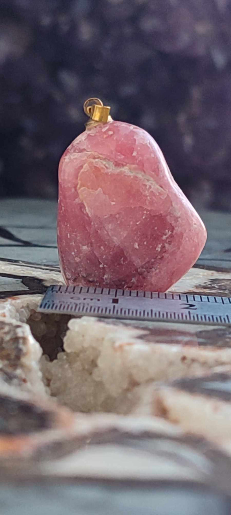 Laden Sie das Bild in Galerie -Viewer, Rhodochrosite cristallisée du Pérou pendentif Grade &quot;Extra&quot; (fourni avec cordon) Dans la besace du p&#39;tit Poucet (Boutique Officielle)
