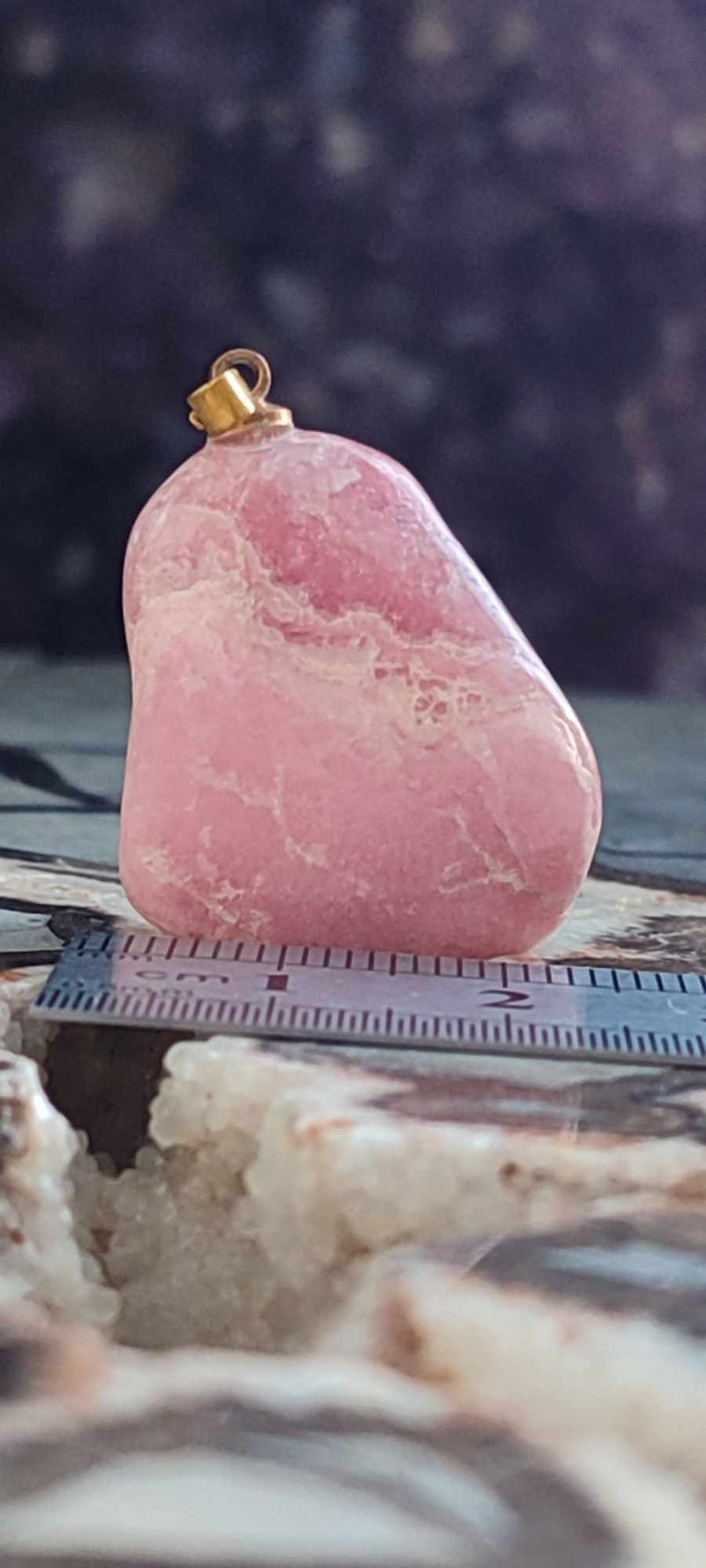 Laden Sie das Bild in Galerie -Viewer, Rhodochrosite cristallisée du Pérou pendentif Grade &quot;Extra&quot; (fourni avec cordon) Dans la besace du p&#39;tit Poucet (Boutique Officielle)
