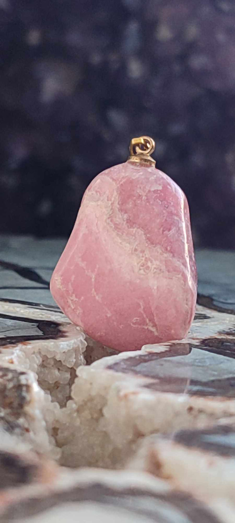 Laden Sie das Bild in Galerie -Viewer, Rhodochrosite cristallisée du Pérou pendentif Grade &quot;Extra&quot; (fourni avec cordon) Dans la besace du p&#39;tit Poucet (Boutique Officielle)
