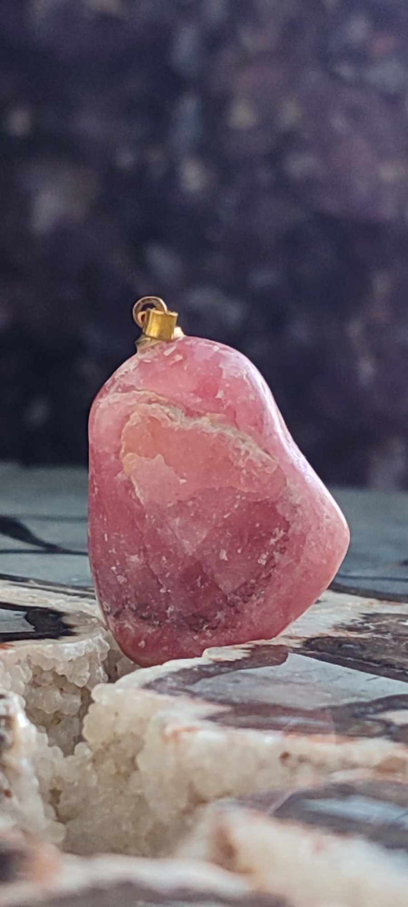 Laden Sie das Bild in Galerie -Viewer, Rhodochrosite cristallisée du Pérou pendentif Grade &quot;Extra&quot; (fourni avec cordon) Dans la besace du p&#39;tit Poucet (Boutique Officielle)
