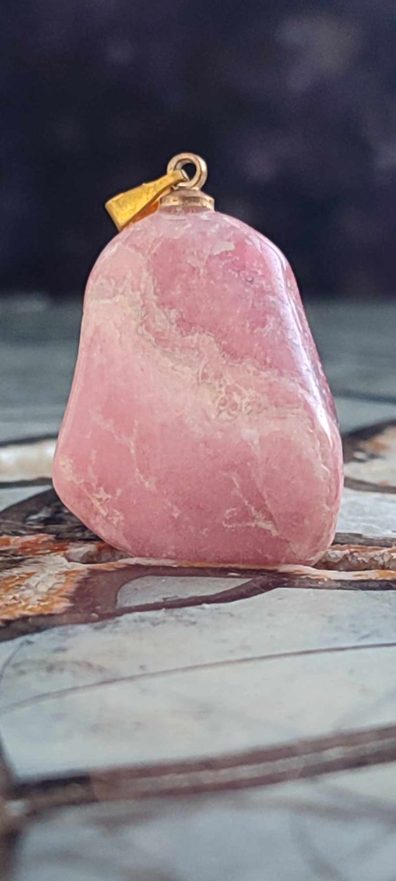 Laden Sie das Bild in Galerie -Viewer, Rhodochrosite cristallisée du Pérou pendentif Grade &quot;Extra&quot; (fourni avec cordon) Dans la besace du p&#39;tit Poucet (Boutique Officielle)
