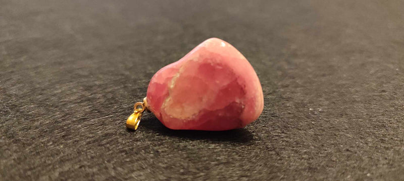 Laden Sie das Bild in Galerie -Viewer, Rhodochrosite cristallisée du Pérou pendentif Grade &quot;Extra&quot; (fourni avec cordon) Dans la besace du p&#39;tit Poucet (Boutique Officielle)
