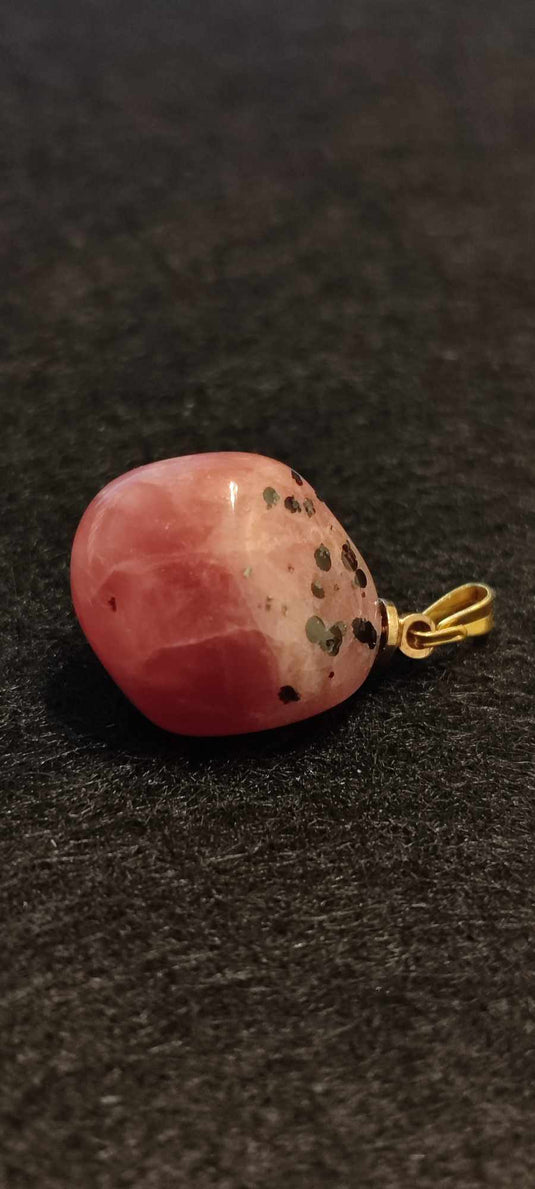 Rhodochrosite cristallisée du Pérou pendentif Grade "Extra" (fourni avec cordon) Rhodochrosite cristallisée du Pérou pendentif Grade "Extra" Dans la besace du p'tit Poucet (Boutique Officielle)