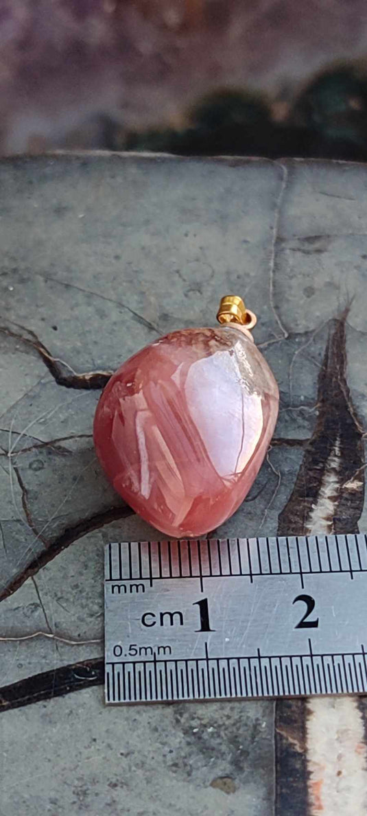 Rhodochrosite cristallisée du Pérou pendentif Grade "Extra" (fourni avec cordon) Rhodochrosite cristallisée du Pérou pendentif Grade "Extra" Dans la besace du p'tit Poucet (Boutique Officielle)