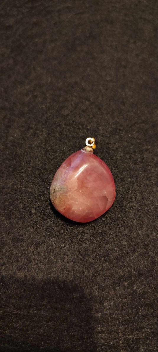 Rhodochrosite cristallisée du Pérou pendentif Grade "Extra" (fourni avec cordon) Rhodochrosite cristallisée du Pérou pendentif Grade "Extra" Dans la besace du p'tit Poucet (Boutique Officielle)