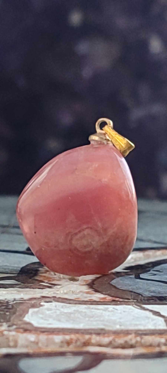 Rhodochrosite cristallisée du Pérou pendentif Grade "Extra" (fourni avec cordon) Rhodochrosite cristallisée du Pérou pendentif Grade "Extra" Dans la besace du p'tit Poucet (Boutique Officielle)