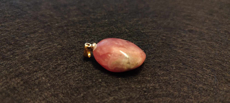 Carica immagine in Galleria Viewer, Rhodochrosite cristallisée du Pérou pendentif Grade &quot;Extra&quot; (fourni avec cordon) Rhodochrosite cristallisée du Pérou pendentif Grade &quot;Extra&quot; Dans la besace du p&#39;tit Poucet (Boutique Officielle)
