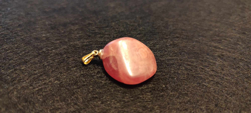 Carica immagine in Galleria Viewer, Rhodochrosite cristallisée du Pérou pendentif Grade &quot;Extra&quot; (fourni avec cordon) Rhodochrosite cristallisée du Pérou pendentif Grade &quot;Extra&quot; Dans la besace du p&#39;tit Poucet (Boutique Officielle)
