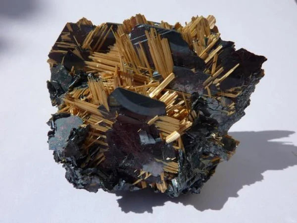Rutile doré sur Hématite de Mucambo, Bahia, Brésil - Spécimen rare de lithothérapie pour ancrage et élévation vibratoire