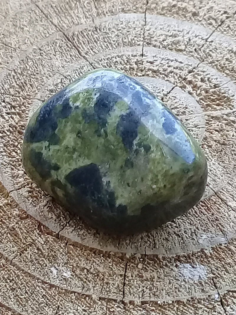 Load image into Gallery viewer, Serpentine Chytah pierre roulée Grade A++++ Serpentine Chytah pierre roulée
