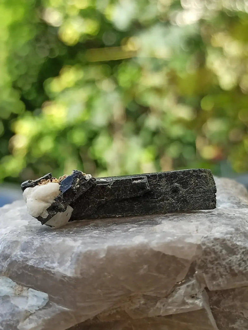 Chargez l'image dans la visionneuse de la galerie, Ægyrine N10 des Etats-Unis - Pierre brute - Grade Prémium - Ægyrine pierre brute
