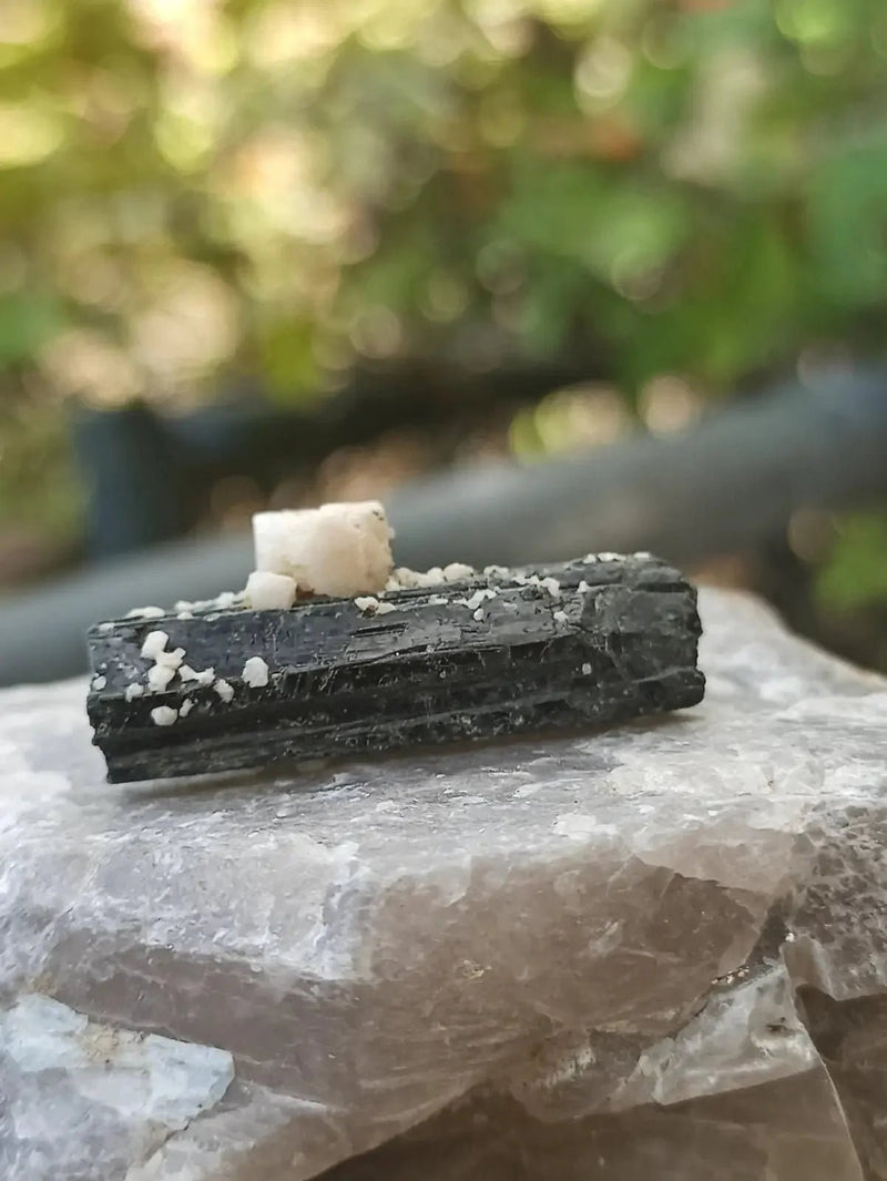 Chargez l'image dans la visionneuse de la galerie, Ægyrine N13 des Etats-Unis - Pierre brute - Grade Prémium - Ægyrine pierre brute
