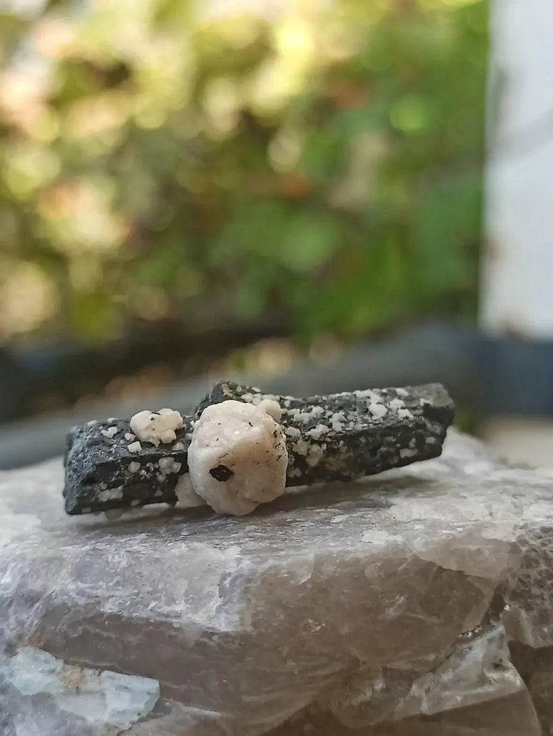 Chargez l'image dans la visionneuse de la galerie, Ægyrine N13 des Etats-Unis - Pierre brute - Grade Prémium - Ægyrine pierre brute
