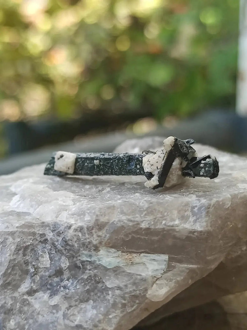 Chargez l'image dans la visionneuse de la galerie, Ægyrine N14 des Etats-Unis - Pierre brute - Grade Prémium - Ægyrine pierre brute
