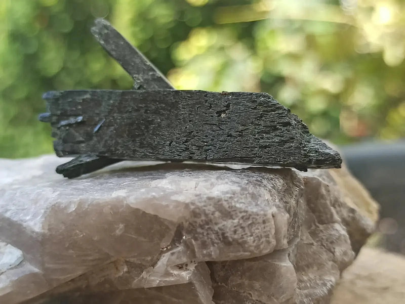 Load image into Gallery viewer, Ægyrine N16 des Etats-Unis - Pierre brute - Grade Prémium - Ægyrine pierre brute
