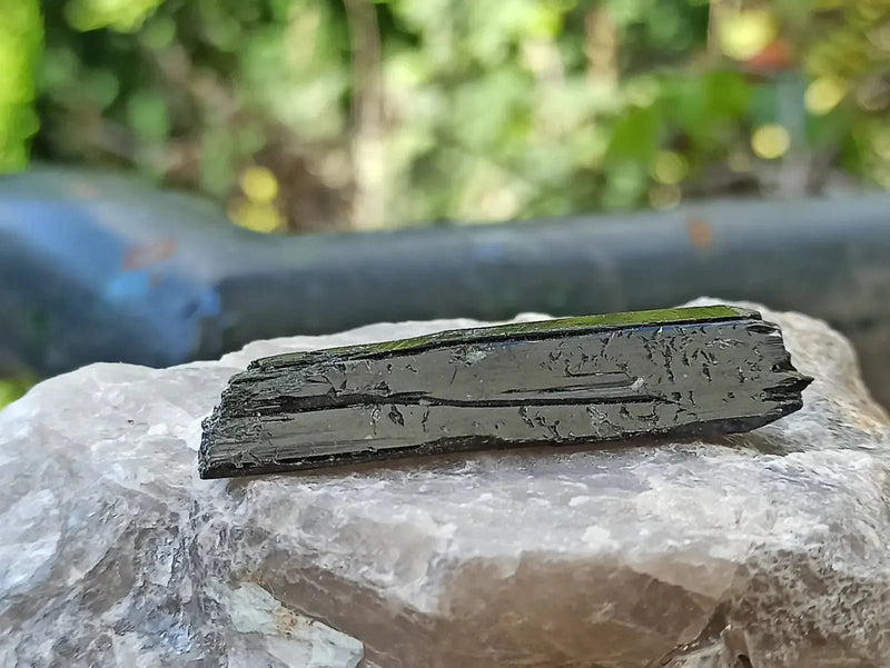 Chargez l'image dans la visionneuse de la galerie, Ægyrine N5 des Etats-Unis - Pierre brute - Grade Prémium - Ægyrine pierre brute
