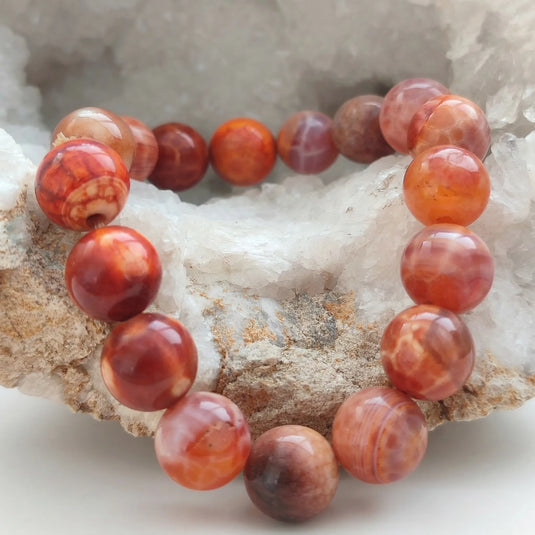 Agate Peau de Serpent de l'Oregon - Bracelet perles Ø 10mm, vue macro sur détail de la pierre, dans géode Quartz