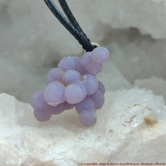 Agate Raisin de Sulawesi, Indonésie - Pendentif P3 : Vue de profil droit dans géode de Quartz