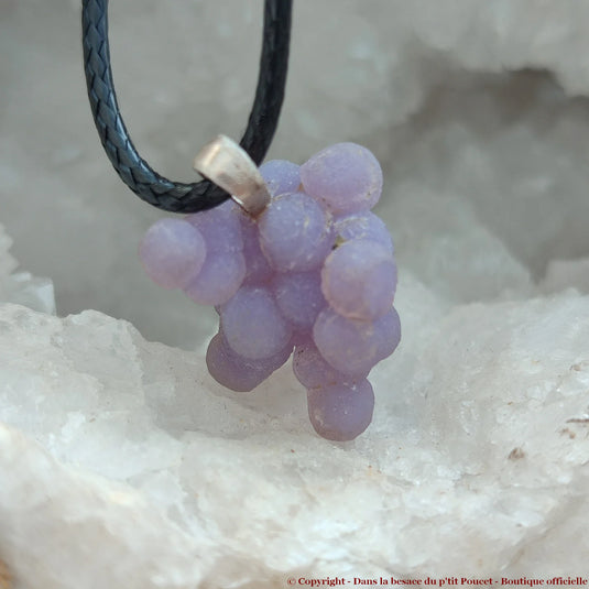Agate Raisin de Sulawesi, Indonésie - Pendentif P3 : Vue de dos dans géode de Quartz