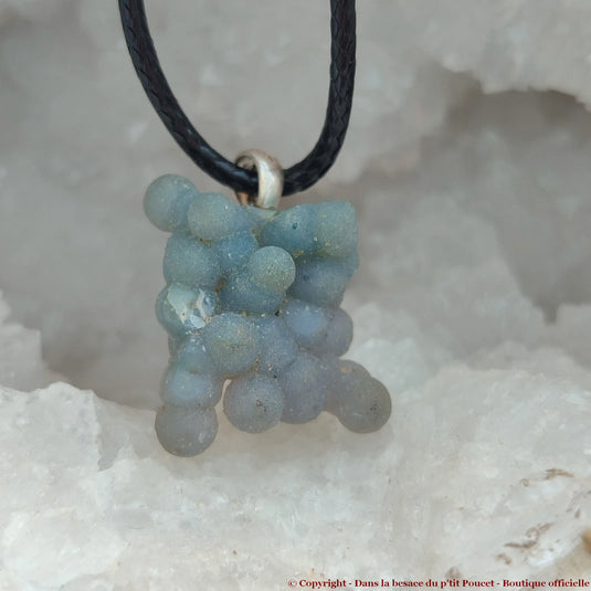 Agate Raisin de Sulawesi, Indonésie - Pendentif P4 : Vue de dos dans géode de Quartz