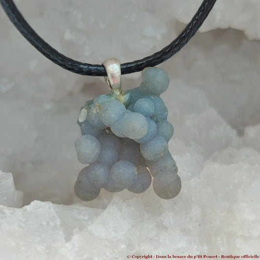 Agate Raisin de Sulawesi, Indonésie - Pendentif P4 : Vue de face dans géode de Quartz