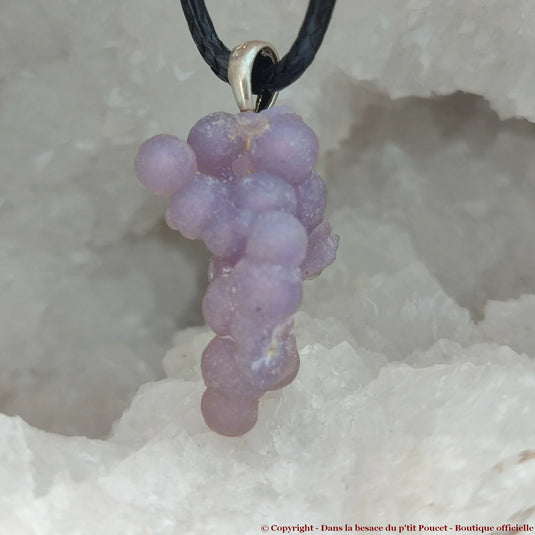 Agate Raisin de Sulawesi, Indonésie - Pendentif P5 : Vue de face dans géode de Quartz