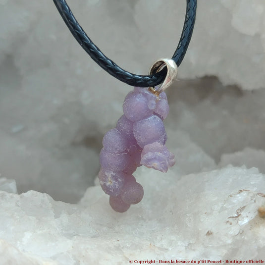 Agate Raisin de Sulawesi, Indonésie - Pendentif P5 : Vue de profil droit dans géode de Quartz