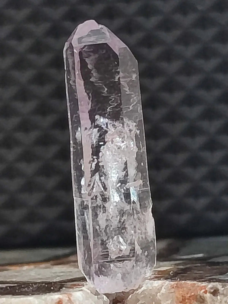 Load image into Gallery viewer, Améthyste de Véra Cruz Mexique - Pointe brute naturelle - Grade Premium Améthyste de Véra Cruz Mexique
