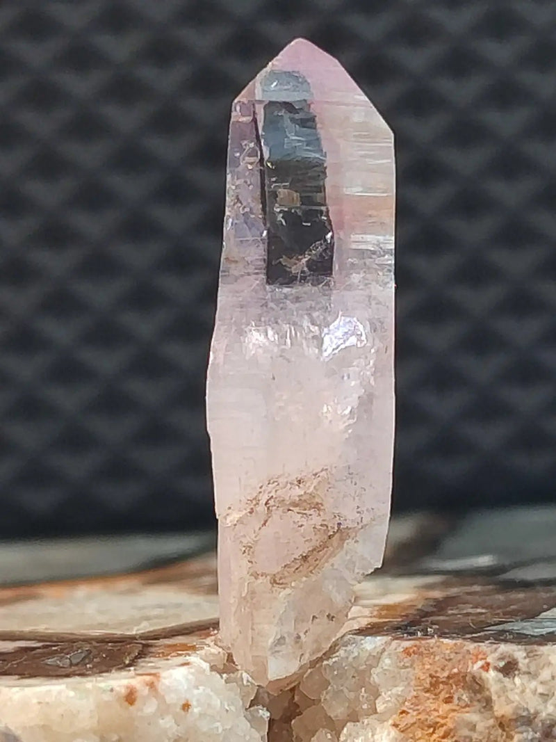 Load image into Gallery viewer, Améthyste de Véra Cruz Mexique - Pointe brute naturelle - Grade Premium Améthyste de Véra Cruz Mexique
