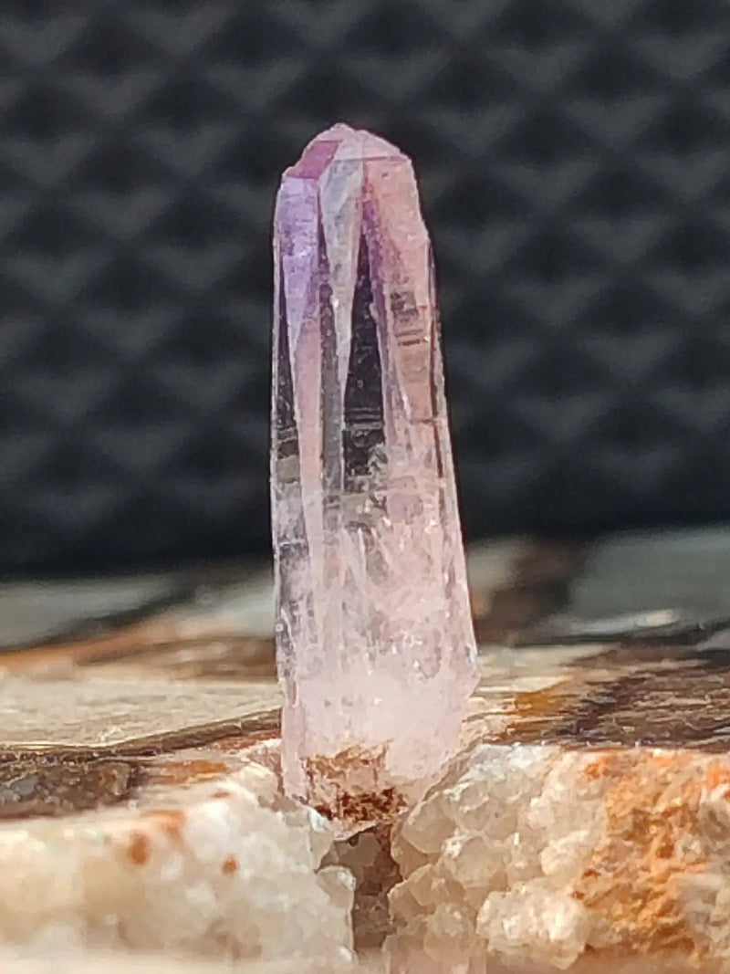 Load image into Gallery viewer, Améthyste de Véra Cruz Mexique - Pointe brute naturelle - Grade Premium Améthyste de Véra Cruz Mexique
