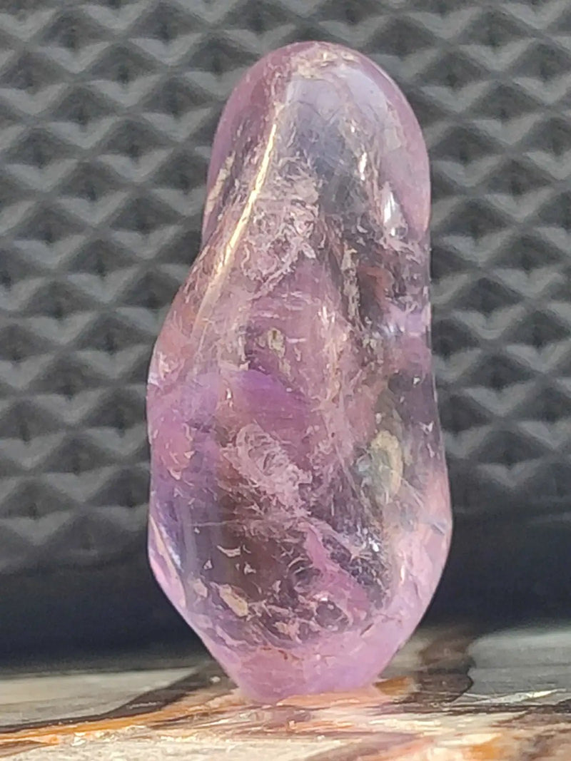 Load image into Gallery viewer, Améthyste du Brésil - Pierre roulée Taille Moyenne - Grade Prémium Améthyste du Brésil pierre roulée
