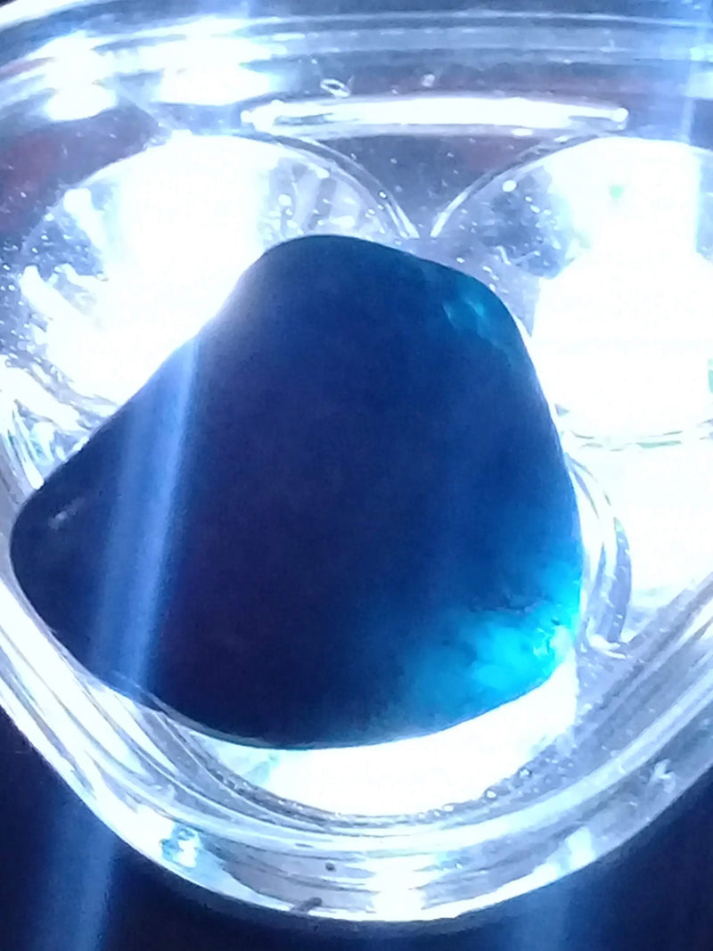 Load image into Gallery viewer, Apatite bleue cristallisée à inclusions de rutile hématoïde Grade A ++++ pierre roulée Apatite bleue cristallisée à inclusions de rutile hématoïde pierre roulée Dans la besace du p&#39;tit Poucet...   
