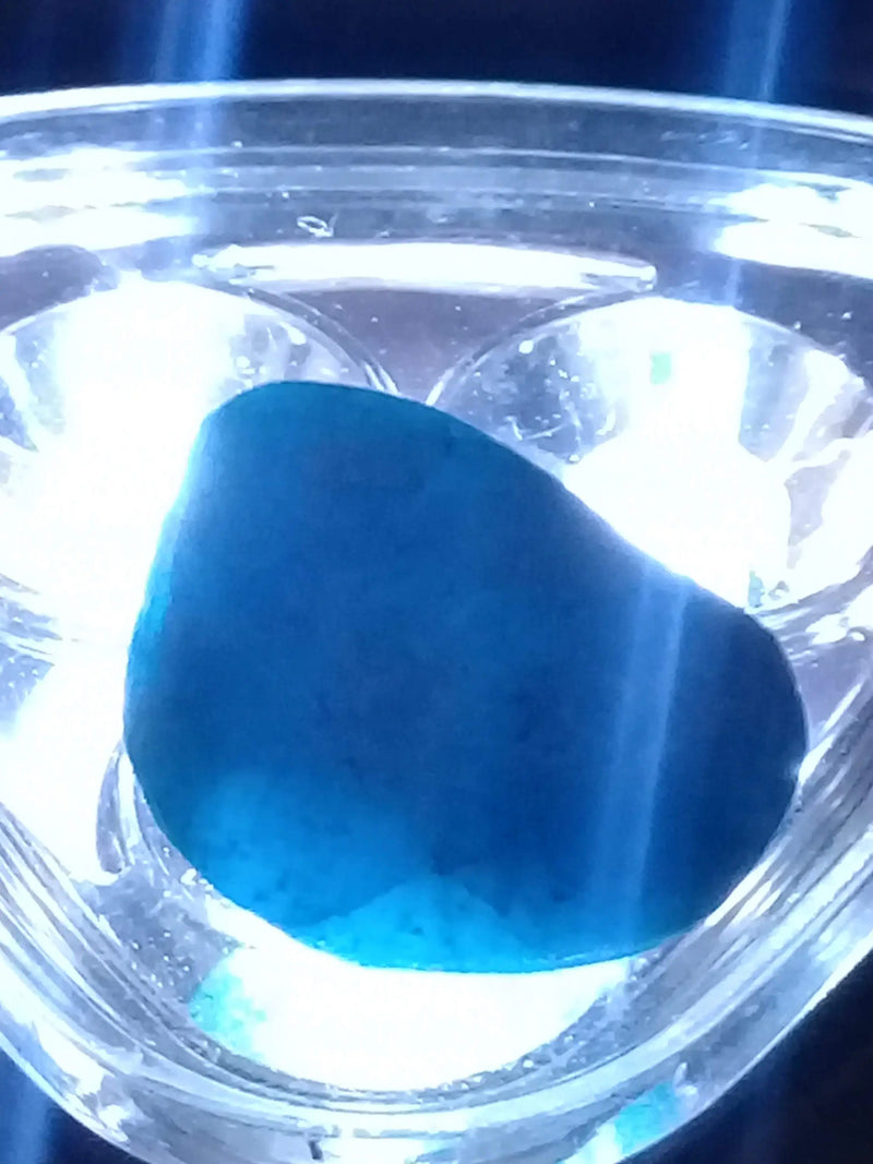Chargez l&#39;image dans la visionneuse de la galerie, Apatite bleue cristallisée à inclusions de rutile hématoïde Grade A ++++ pierre roulée Apatite bleue cristallisée à inclusions de rutile hématoïde pierre roulée Dans la besace du p&#39;tit Poucet...   
