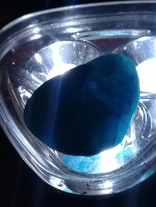 Apatite bleue cristallisée à inclusions de rutile hématoïde Grade A ++++ pierre roulée Apatite bleue cristallisée à inclusions de rutile hématoïde pierre roulée Dans la besace du p'tit Poucet...   