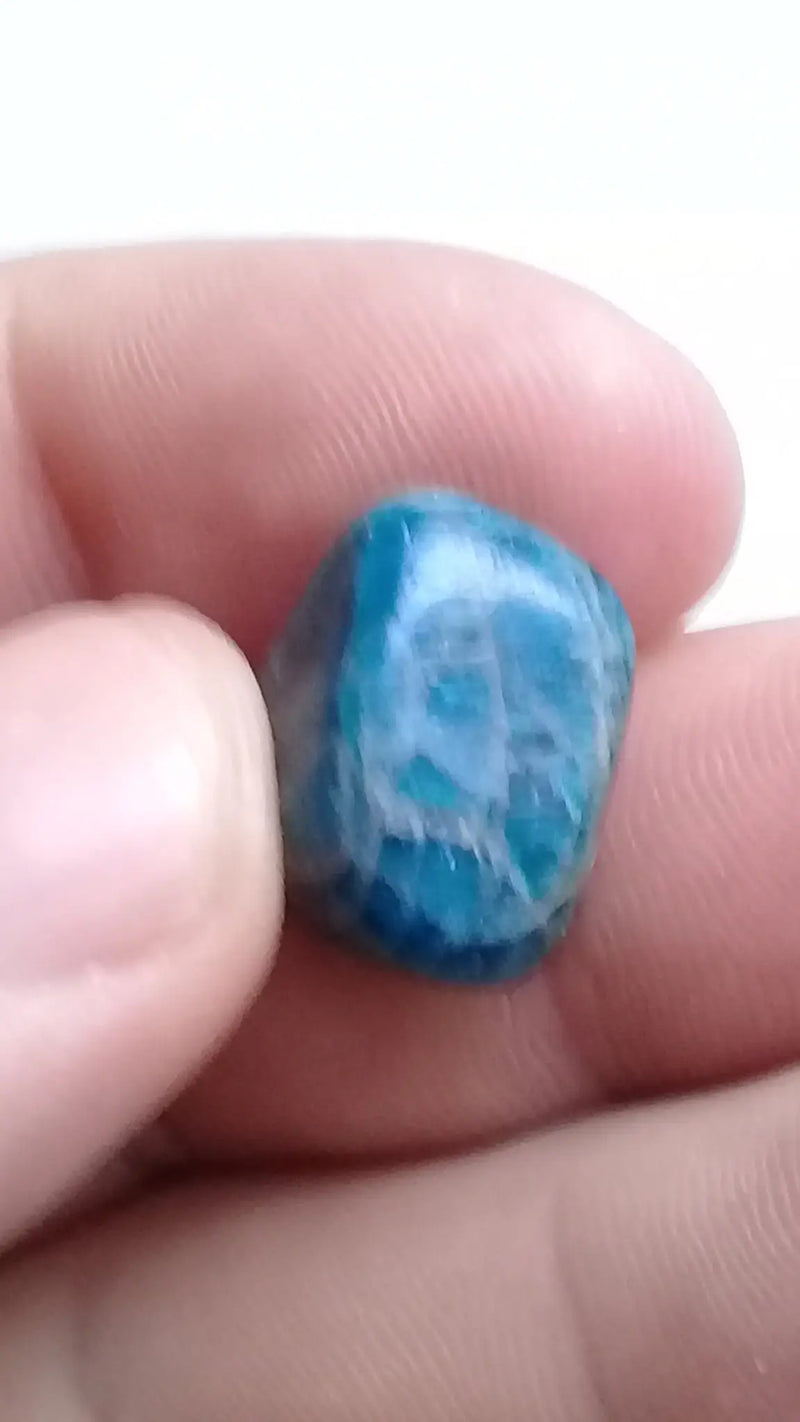Load image into Gallery viewer, Apatite bleue cristallisée à inclusions de Rutile Hématoïde Grade A ++++ pierre roulée Apatite bleue cristallisée à inclusions de rutile hématoïde pierre roulée Dans la besace du p&#39;tit Poucet...   
